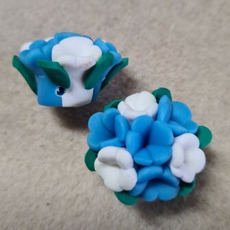 Fimo bloemetjes blauw wit