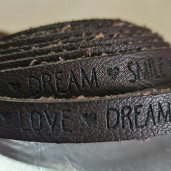 Plat leer met tekst Dream Love Smile