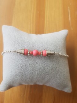 Silver plated armbandje met acrylkraal en metaal roze