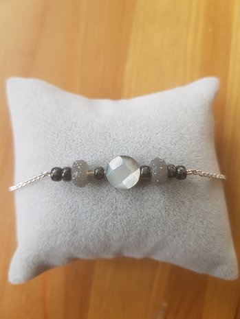 Silver plated armbandje met schelpkraal grijs